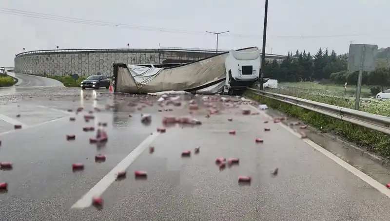 TIR Devrildi, İçkiler Yola Saçıldı: Olayın Ayrıntıları ve Sonrası