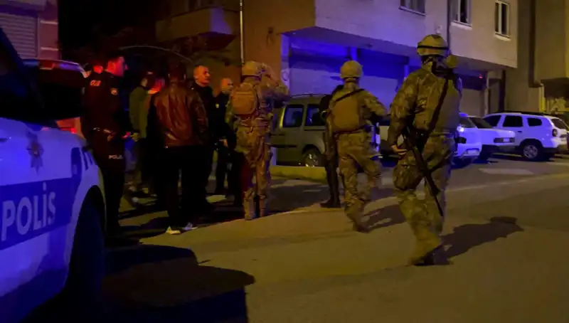 Tüfeğiyle Balkondan Ateş Açan Şahıs, Polisi Görünce Evinin Kapısını Kitleyerek Saklandı