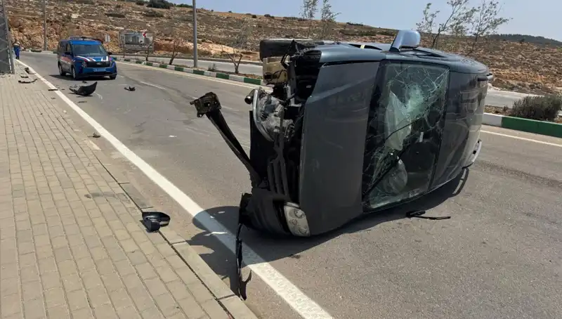 Kilis'te Ticari Araç Devrildi, 4 Kişi Yaralandı: Olayın Ayrıntıları