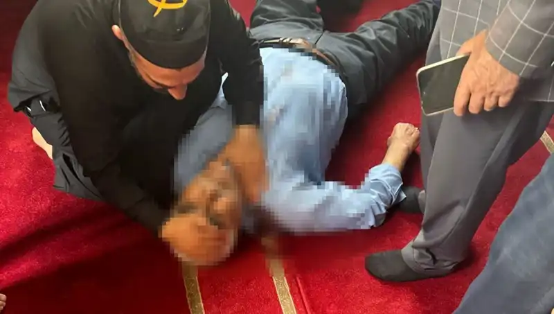 Camide Namaz Kılan Başka Bir İnsana Saldırı! Olayın Detayları Korkunç