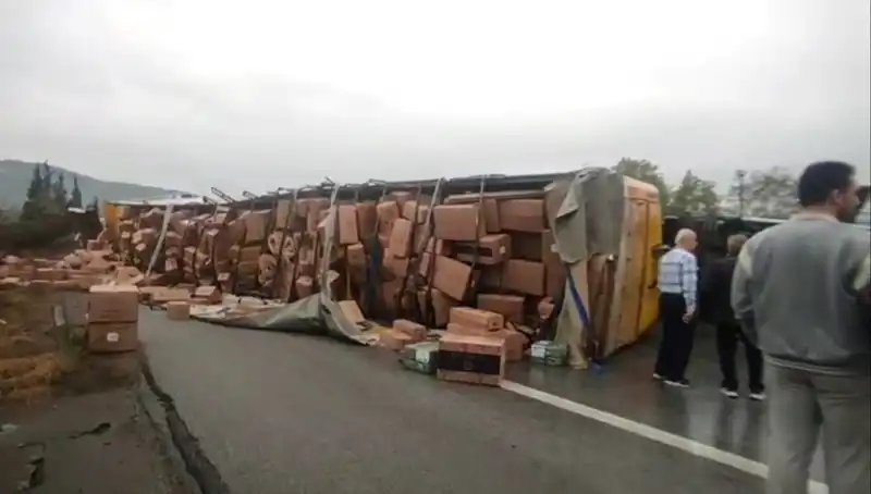 Ankara Yolu'nda TIR Kazası: TEM Otoyolu Kapandı, Trafik Kilitlendi