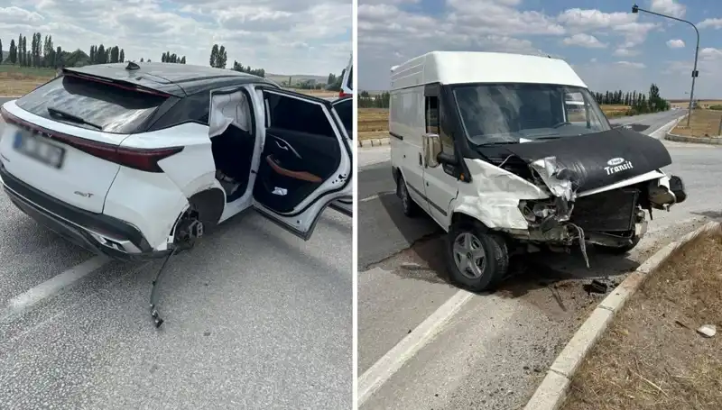 Çorum’da Kafa Kafaya Kaza: İki Araç Çarpıştı, Yaralılar Var