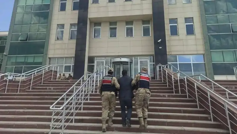 Aranan Şahıs, Gizlendiği Yerde Polisi Şaşırttı: Hapis Cezasıyla Ele Geçirildi