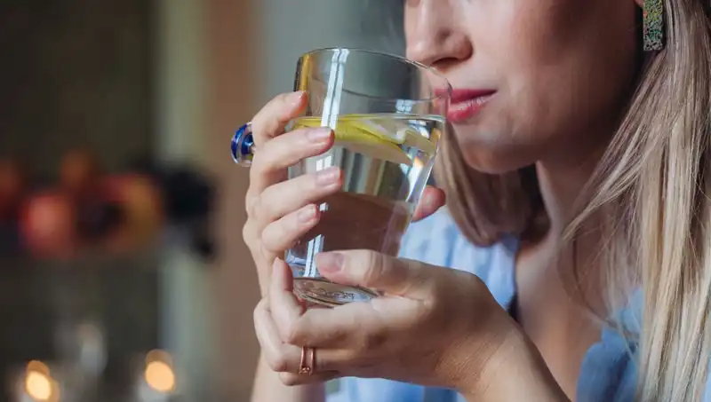 Aç Karnına 1 Litre Su İçmenin Etkileri: Sağlığınıza Katkıları