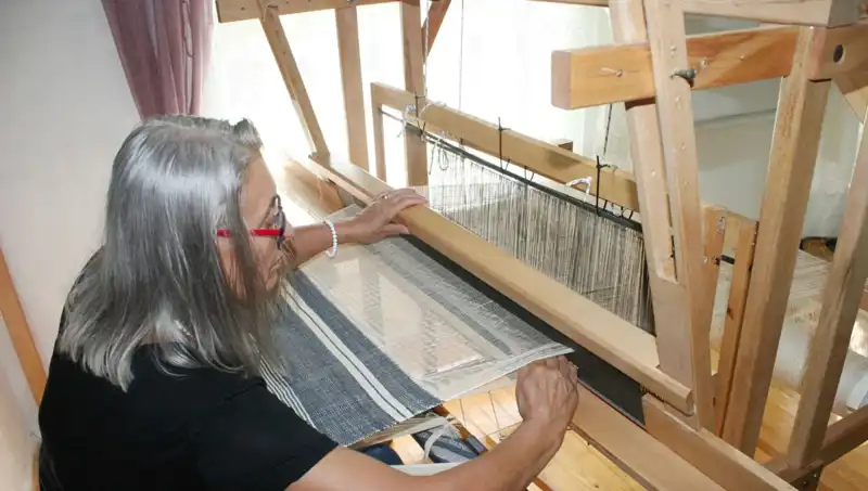 Eski Giysilerin İpleriyle Yarattığı Harika Eşyalara Tanık Olun