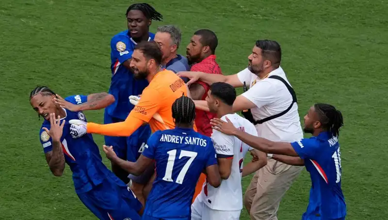 Dev Finalde Şok Gelişmeler: Teknik Direktörden Futbolcuya Yumruk!