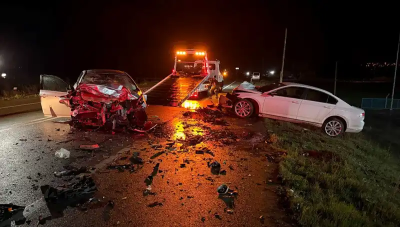 Çanakkale'de Feci Kaza: İki Otomobil Kafa Kafaya Çarpıştı, 3 Can Kaybı