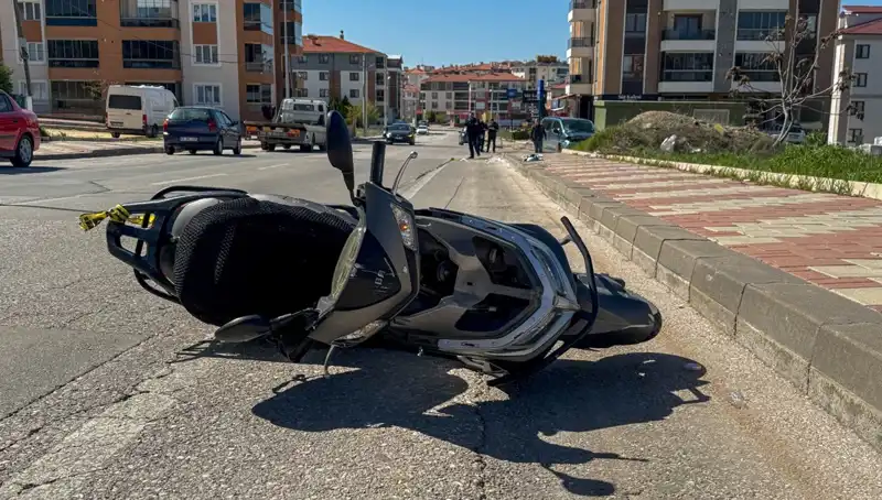 Uşak'ta Feci Kaza: Hafif Ticari Araç Motosikletle Çarpıştı, 1 Kişi Hayatını Kaybetti