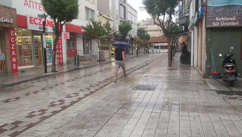 Kırklareli'de Yağış Alarmı: Aniden Bastıran Sağanak Hayatı Olumsuz Etkiledi