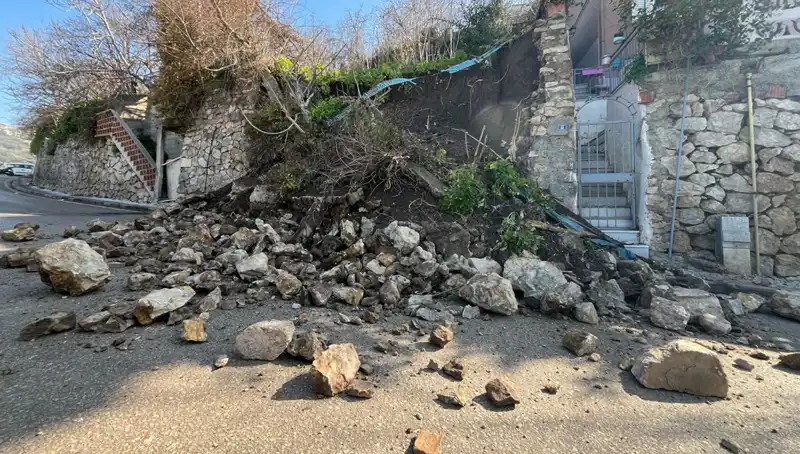 İstinat Duvarı Yola Çöktü: Kazanın Ardındaki Sebepler ve Sonuçlar