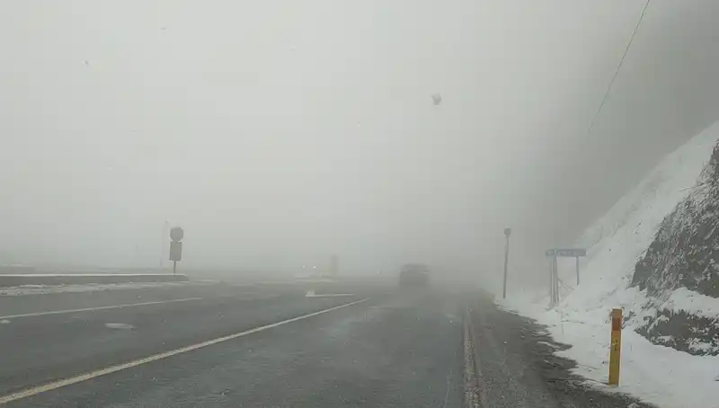 Bolu Dağı'nda Kar ve Sis Ulaşımı Olumsuz Etkiledi