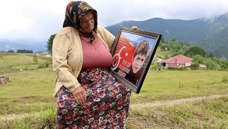 DEM Parti'den Duygu Dolu Bayram Kutlaması: Eren Bülbül'ün Annesi Unutulmadı