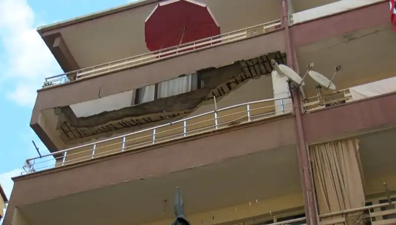 Güngören'de Korkunç Olay: Beş Katlı Bina Balkonu Çöktü, İhmal Mi?