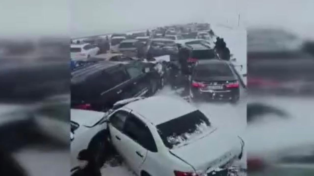 Kazakistan'da 95 araç zincirleme kazaya karıştı