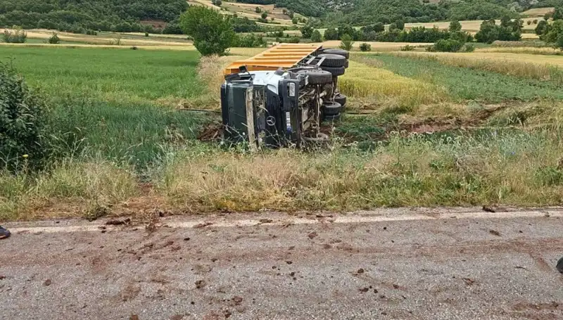 Tokat'ta Kamyon Devrildi: Şoför Hayatını Kaybetti, Yaralılar Var!