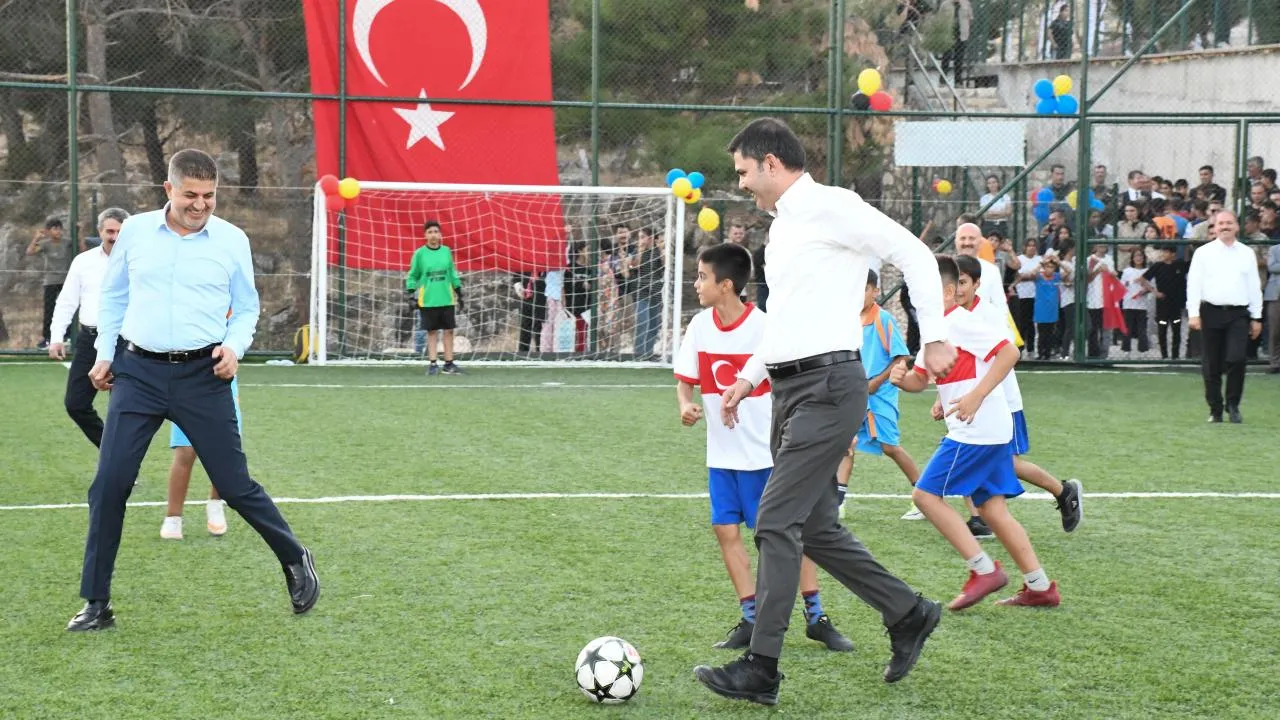 Bakan Kurum, Adıyamanlı Çocuklarla Halı Sahada Dostluk Maçı Yaptı