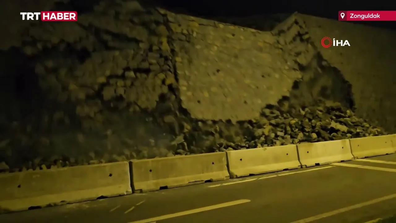 Zonguldak Karayolunda Heyelan Anı Kameralara Yansıdı