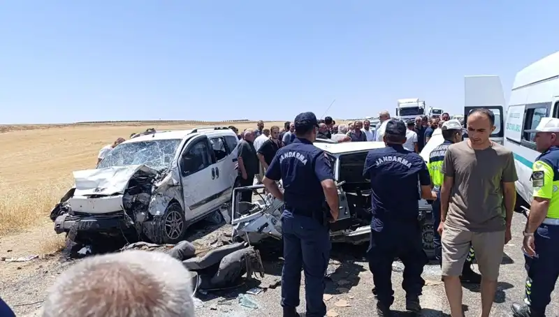 Otomobil ve Hafif Ticari Araç Çarpıştı: Feci Kaza 4 Can Aldı, 1 Yaralı