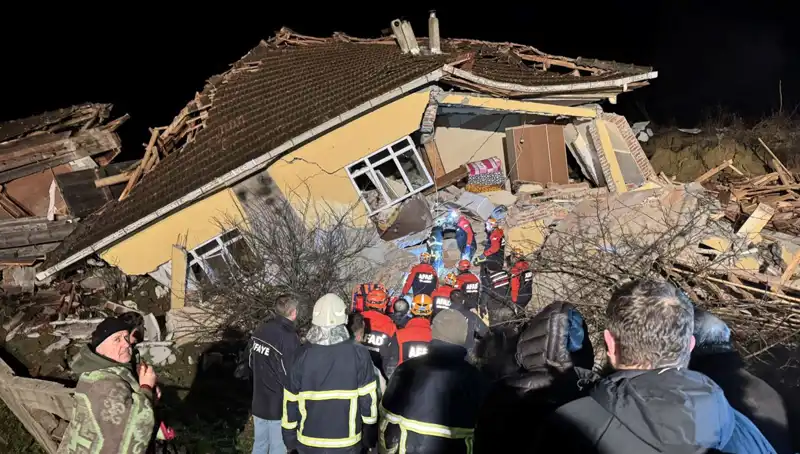 Sinop'ta Oluşan Heyelan Üç Evi Ekmek Teknesi Olan Ailelerden Yana Yıkım Yarattı