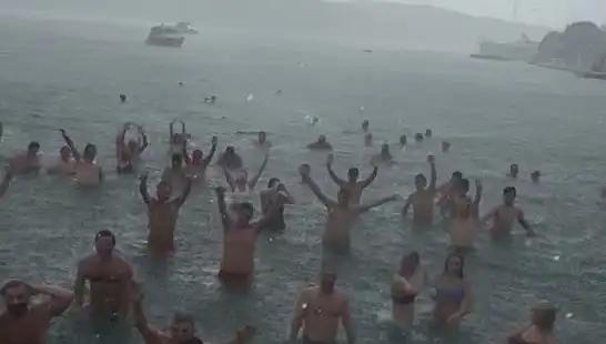 İstanbul'un Bebek Plajı'nda Yağmura Rağmen Deniz Keyfi!