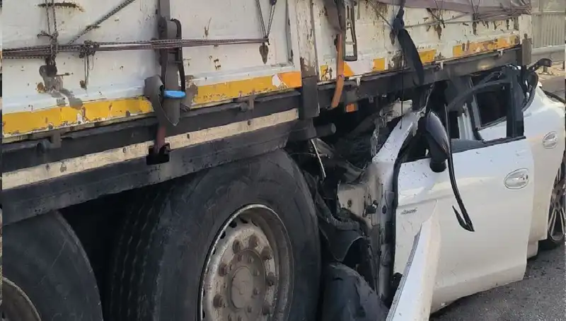 TIR'a Arkadan Ok Gibi Saplanan Araç: Kaza Anı Kamerada