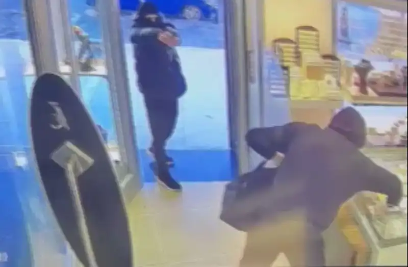 Ümraniye'de Şok Soygun Girişimi: Maskeli Saldırganlar Silahlarla Baskın Yaptı!