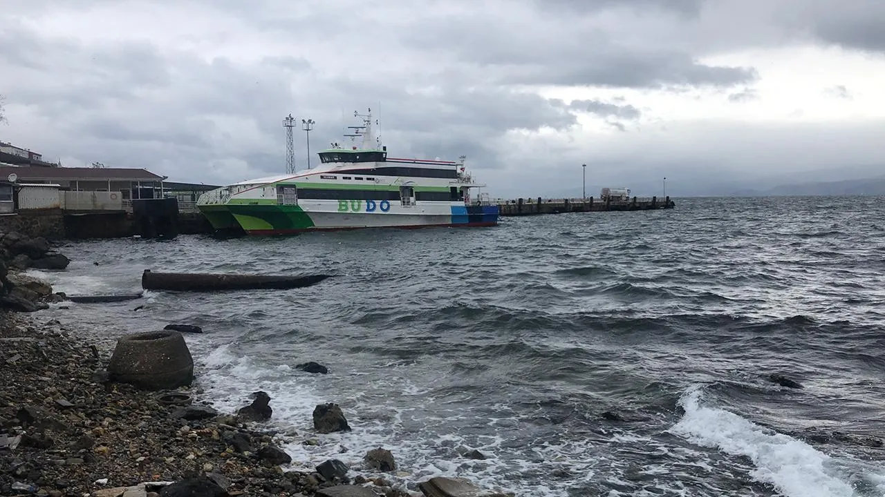 Şiddetli Lodos Deniz Ulaşımını Vurdu: Birçok Sefer İptal Edildi