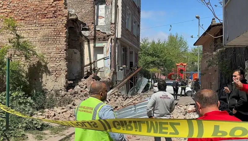 Fatih'te Deprem Sonrası Bir Bina Çöktü: Olayın Ayrıntıları Ortaya Çıktı
