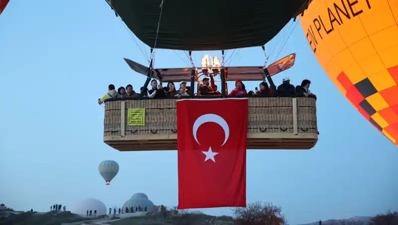 Kapadokya'da 23 Nisan'a Özel Balon Gösterisi: Türk Bayraklarıyla Süslendi