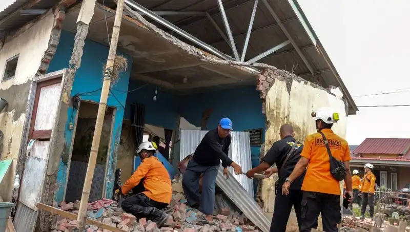 Endonezya'da Şiddetli Deprem: 5,7'lik Sarsıntı Evleri Yerle Bir Etti!