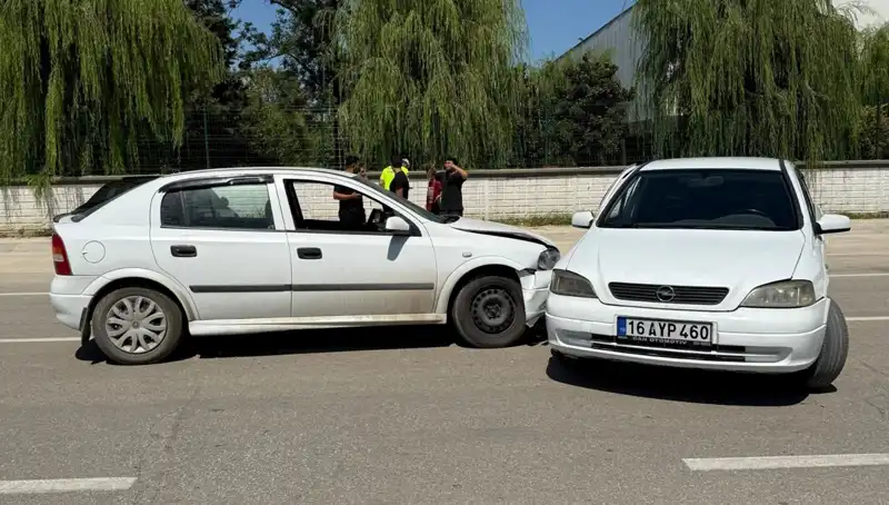 İki Otomobil Çarpıştı: Trafik Kazasında İki Kişi Yaralandı!
