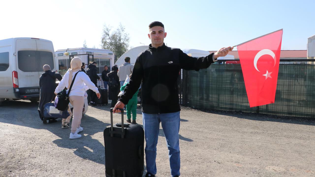 Suriye'ye Türk bayrağıyla dönen Abdulkadir'den duygulandıran sözler