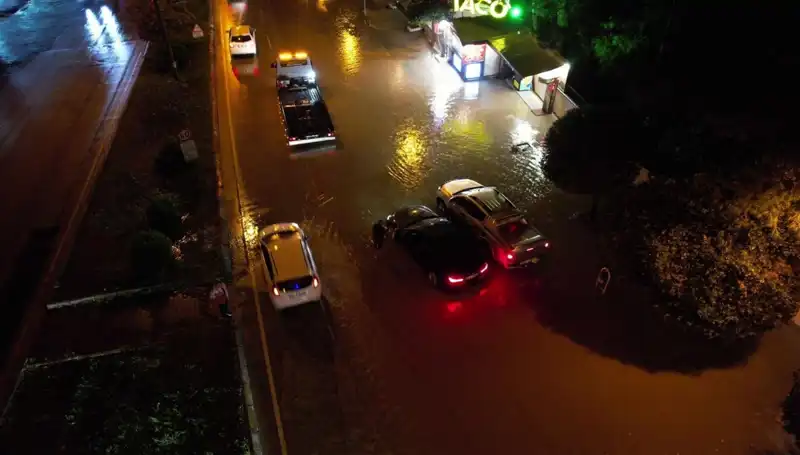 Adana'da Şiddetli Yağışlar: Cadde ve Yollar Sular Altında Kaldı