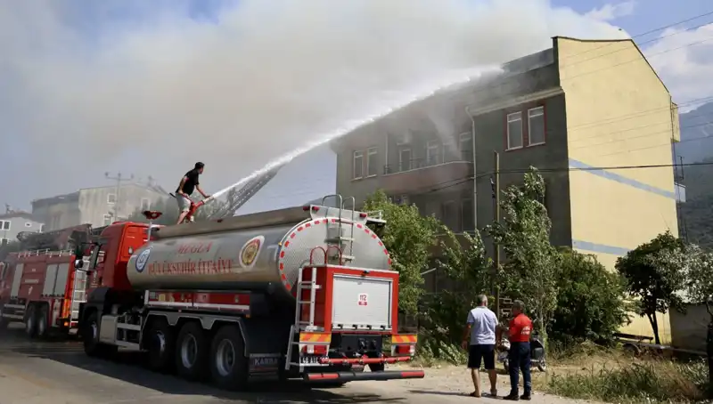 Çatı Katında Çıkan Yangın, Mahalleyi Korkutucu Bir Şekilde Sardı