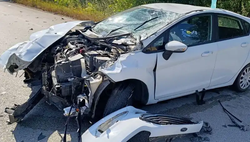 Çanakkale’de Trafik Kazası: İki Kişi Yaralandı, Olay Anı Kameralara Yansıdı