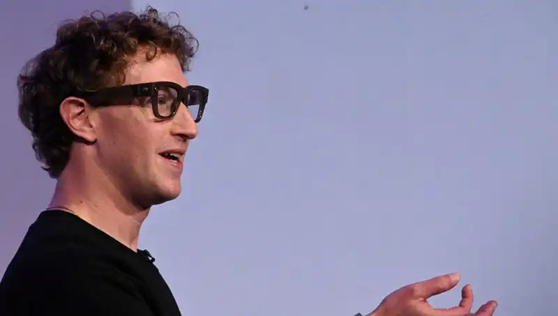 Meta CEO’su Zuckerberg, Yapay Zeka ile Geleceği Şekillendiren Gözlüğünü Tanıttı