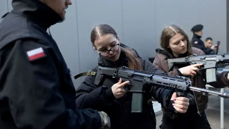 Polonya, Askeri Eğitime Başlayan Sivillerle Savaş Hazırlıkları Yapıyor