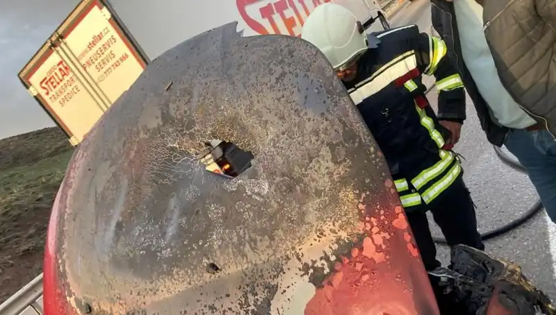 Seyir Halindeki Otomobil Alev Alev Yandı! Olayın Ardındaki Gerçekler