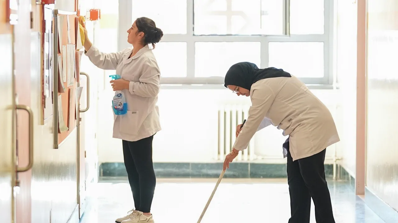 İstanbul'daki Okullarda 5.500 Ek Temizlik Personeli Göreve Başladı