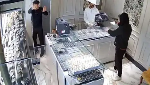 Bursa'da Kuyumcuya Soygun Girişimi: Korku Dolu Anların Gözlemi